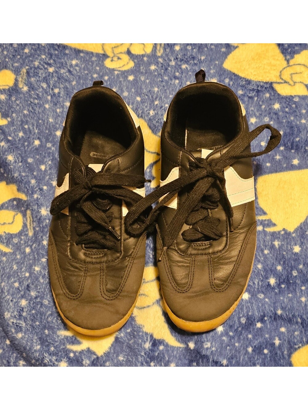 Boys size 5 sneakers
